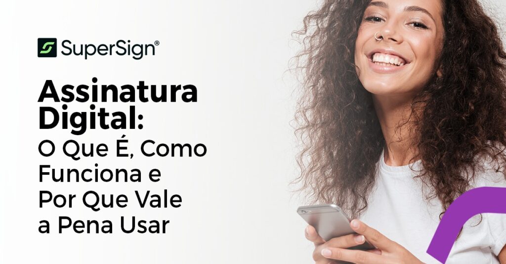 Mulher sorrindo enquanto segura um celular, ao lado do título “Assinatura Digital: O Que É, Como Funciona e Por Que Vale a Pena Usar” da SuperSign.