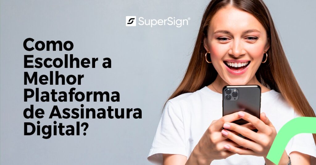 Mulher sorridente olhando para o celular, representando a experiência positiva ao escolher a melhor plataforma de assinatura digital com a SuperSign.