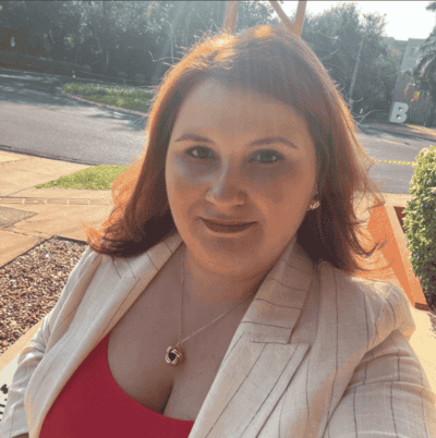 Imagem do depoimento de Lais Genova, Administrativa na Prefeitura de Assis, com 5 estrelas, destacando agilidade e redução de custos com assinaturas digitais da SuperSign.